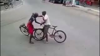 Story WA Lucu - Tabrakan sepeda