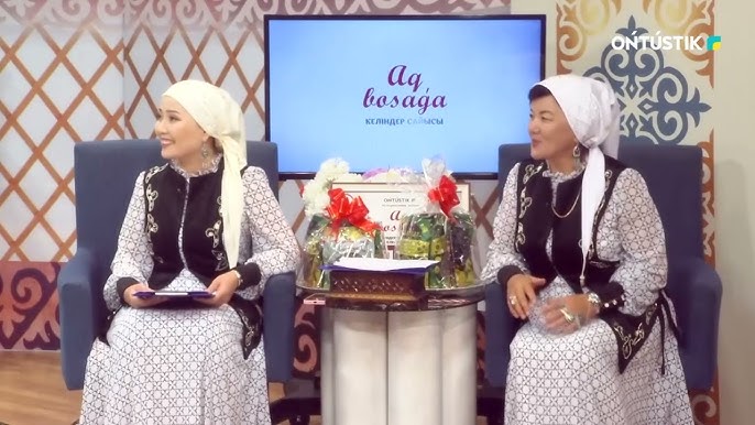 Бөксесін жайып тұрған қыздар