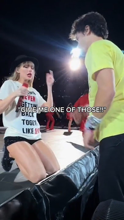 when Taylor Swift WANTS a fan's friendship bracelet #taylorswift #erastour