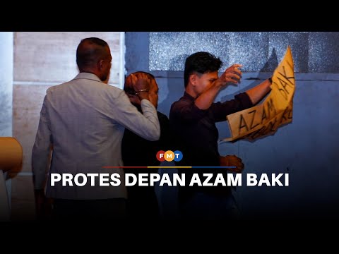 2 cuba buat protes depan Azam Baki