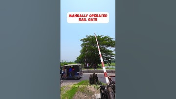 Manually operated rail gate closing