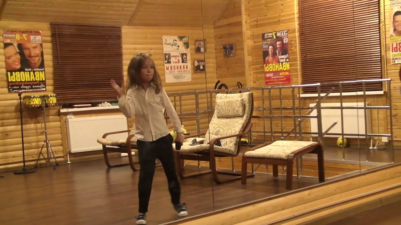 ретро микрофон в руке. занятия по вокалу для начинающих. школа вокала. уроки вокала. школа вокала спб для начинающих.