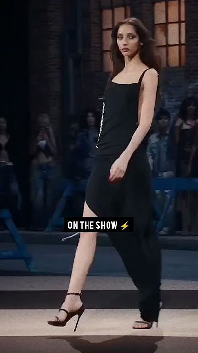 This runway walk has a separate fanbase 🔥 #fashion #runway #supermodel #yasmin #yasminwijnaldum