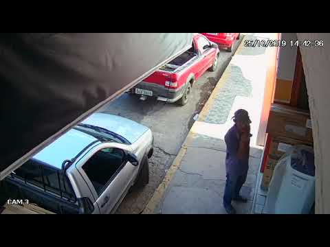 Homem pega aparelho de TV de loja e sai correndo no centro de Patos. Vídeo