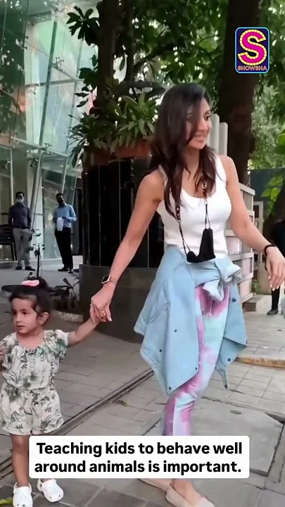 Shilpa Shetty Teaches Her Children To be Kind With Animals!! | #shorts #entertainment #bollywood