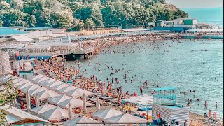 картинка: День с нами / Закупка на рынке / Самый оживленный пляж в Анапе / Сколько мы прошли за день /  Влог