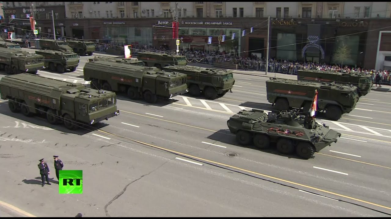 На выезд военных. Выезд военной техники с боксов.