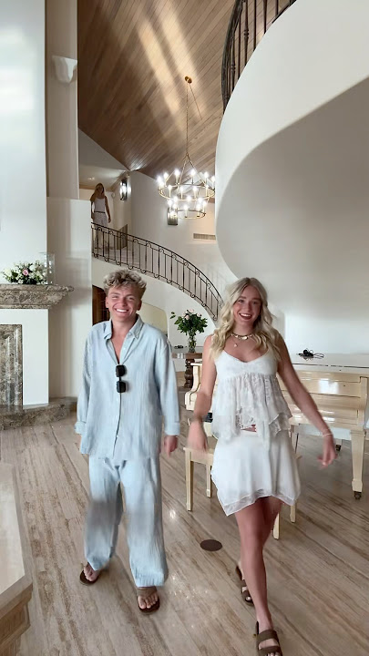 Who’s on the stairs ??? #16kids #summer #bigfamily #notenoughnelsons #nenfam #ootd #friends