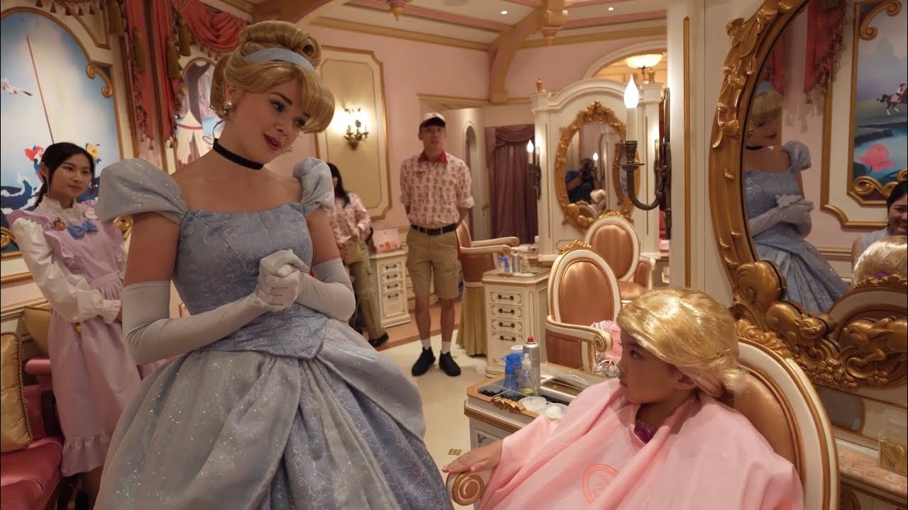 Cinderella visits Bibbidi Bobbidi Boutique Disneyland Hong Kong - Parents Guide