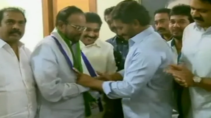 Former minister Koppana Mohanrao joins YSRCP - Watch Exclusive