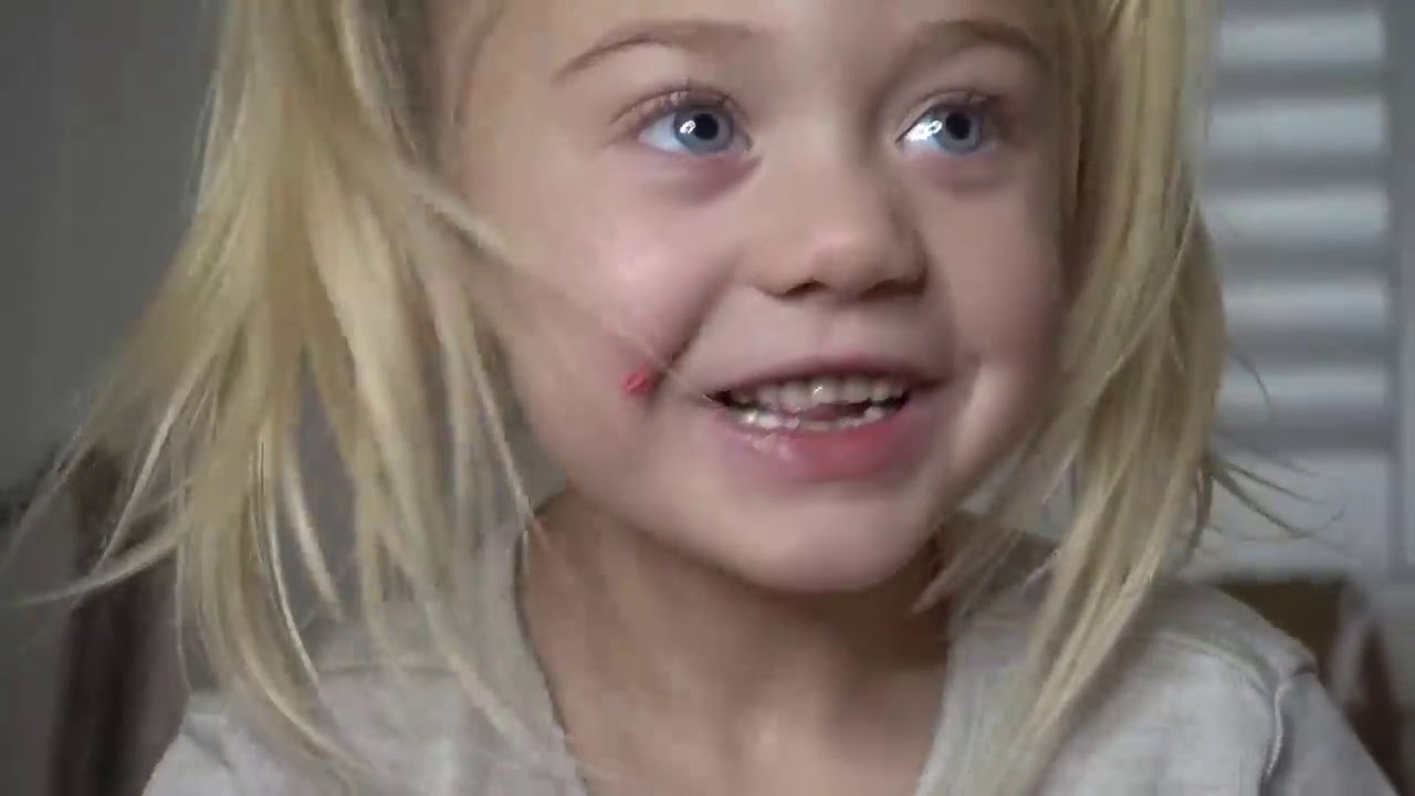 EVERLEIGH OPENS TOYS! MAKING THE CRAZIEST CHRISTMAS SLIME!! GINGERBREAD