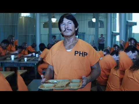 راجل عجوز المساجين حاولوا يقتلوة لانة عميل سري والكل استخفوا بيةفبيكون عصابةداخل سجن وبينتقم بطريقتة