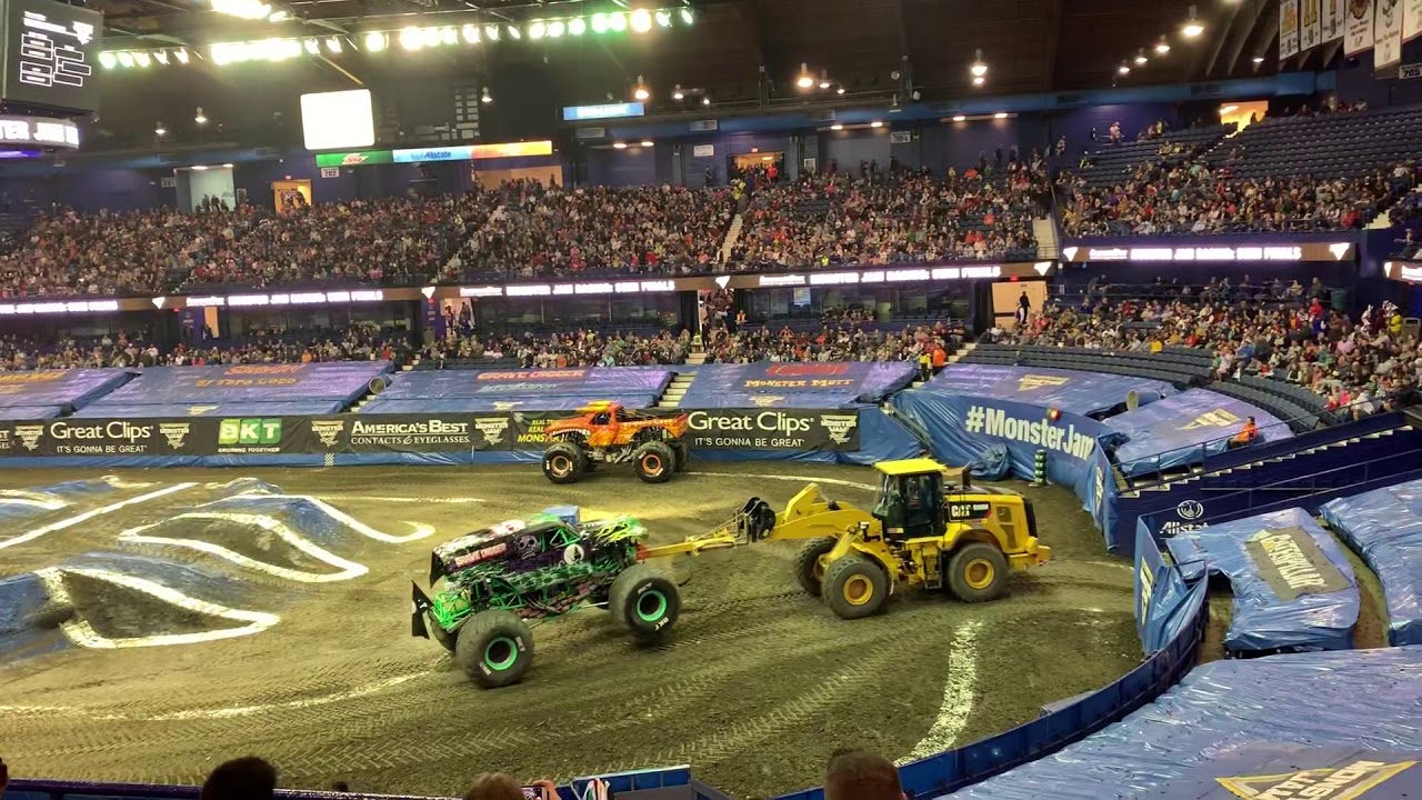 Grave digger monster truck gets a tow - monster jam - front loader