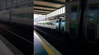 Comboio chegando na estação - ASSUSTADOR. Aveiro - Portugal.