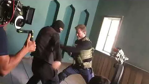 من كواليس مسلسل العهد شاهدو كيف يتم تصوير ضرب المجرمين من البطل آتاش 