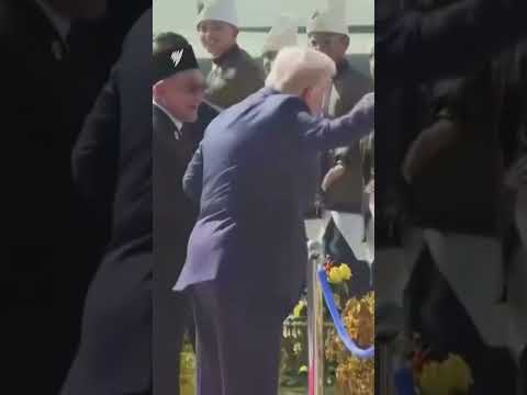 بعد وصوله ماليزيا ترامب يرقص على السجادة الحمراء أثناء استقباله لحضور قمة  2025