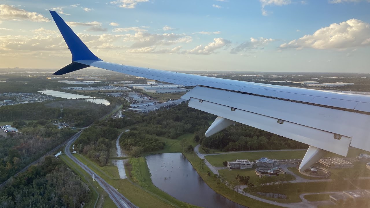 United Airlines Boeing 737 MAX 9 landing in Orlando International Airport (MCO)