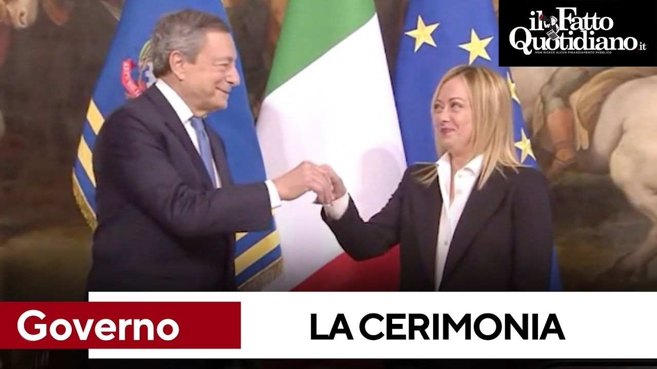 Il passaggio della campanella tra Draghi e Meloni: i sorrisi e la stretta di mano tra i due