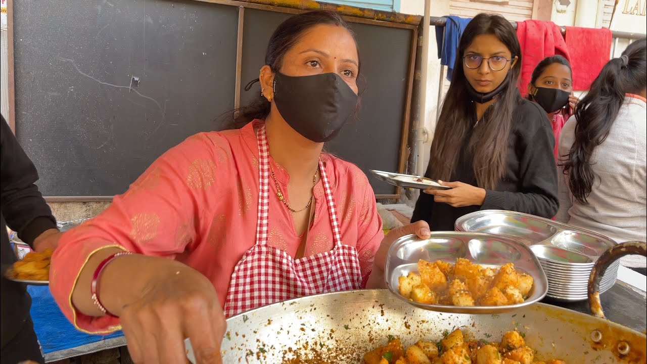 Pune Aunty Makes Idli Fry | Kaku Cha Idli Fry | Indian Street Food | Aamchi Mumbai