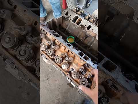 Vídeo: Quais são as especificações de torque para cabeças Chevy 350?
