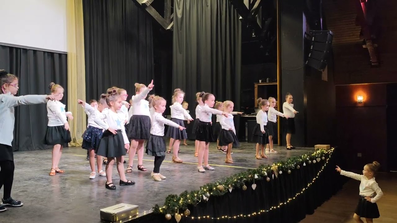 Léna & Liza tánc (karácsonyi) 2024.12.13