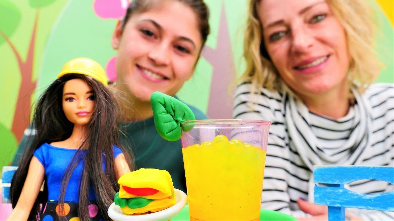 Oyuncak Kafe. Barbie için sebzeli lazanya yemeği yapıyoruz!