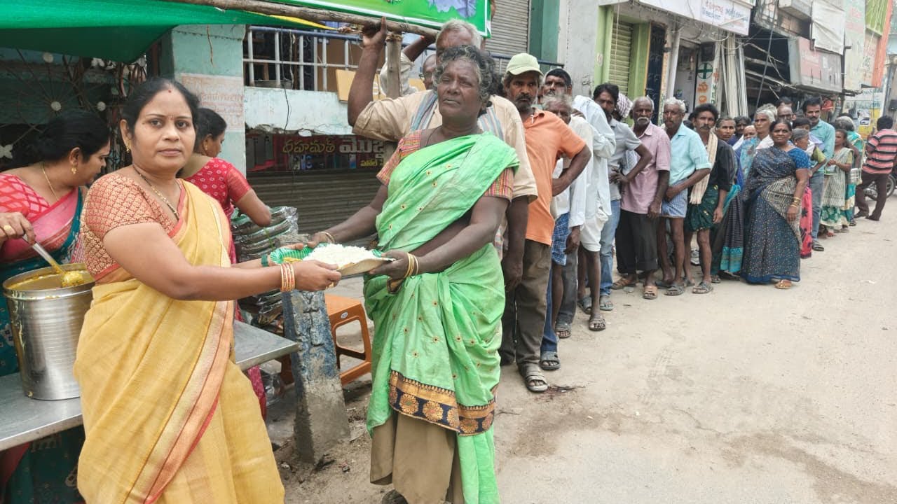 కారంపూడి పట్టణంలో దాతల సహాయంతో ప్రతి శనివారం మహా అన్న ప్రసాద భోజనాల పంపిణీ