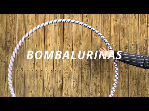 Dieses Video zeigt unser Hula Hoop Modell &quot;Bombalurinas&quot; in Bewegung bei Sonnenlicht. Tapes: Prisma Rose / 12 mm electric blue grip / 24 mm white gripDieses ...