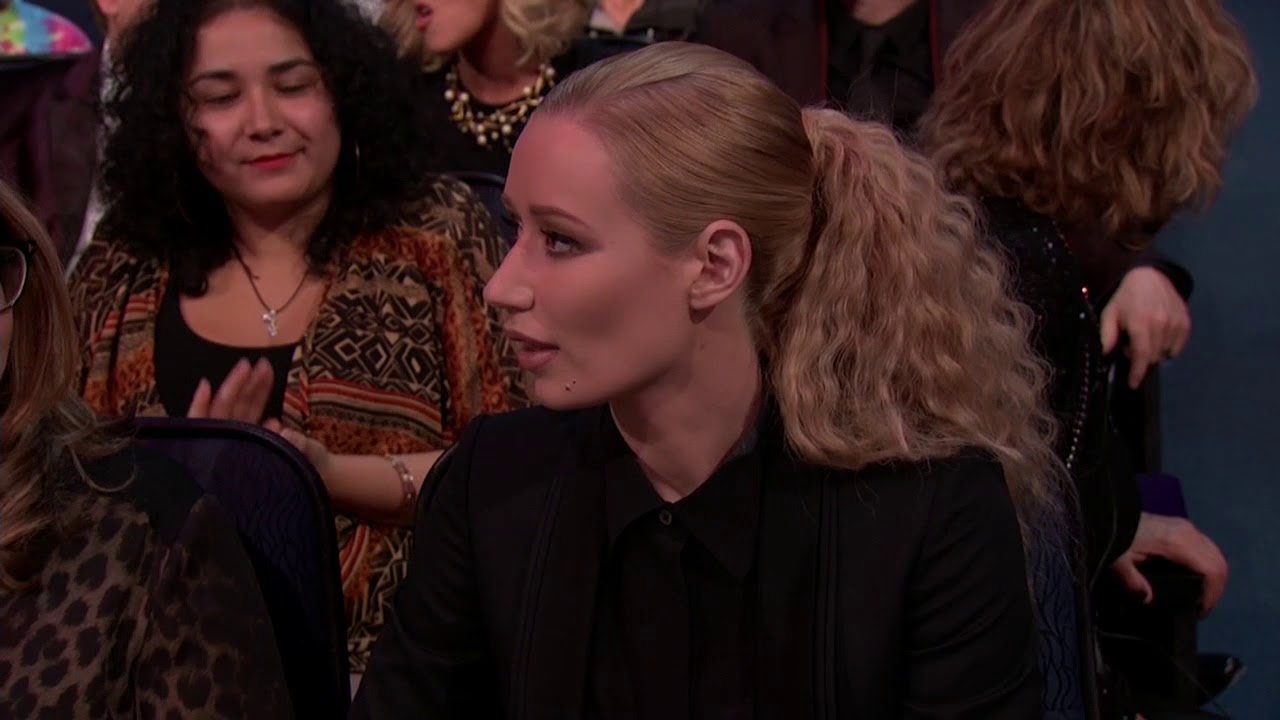 Julianne Hough Presents Kohl's New Artist of the Year - AMA 2014