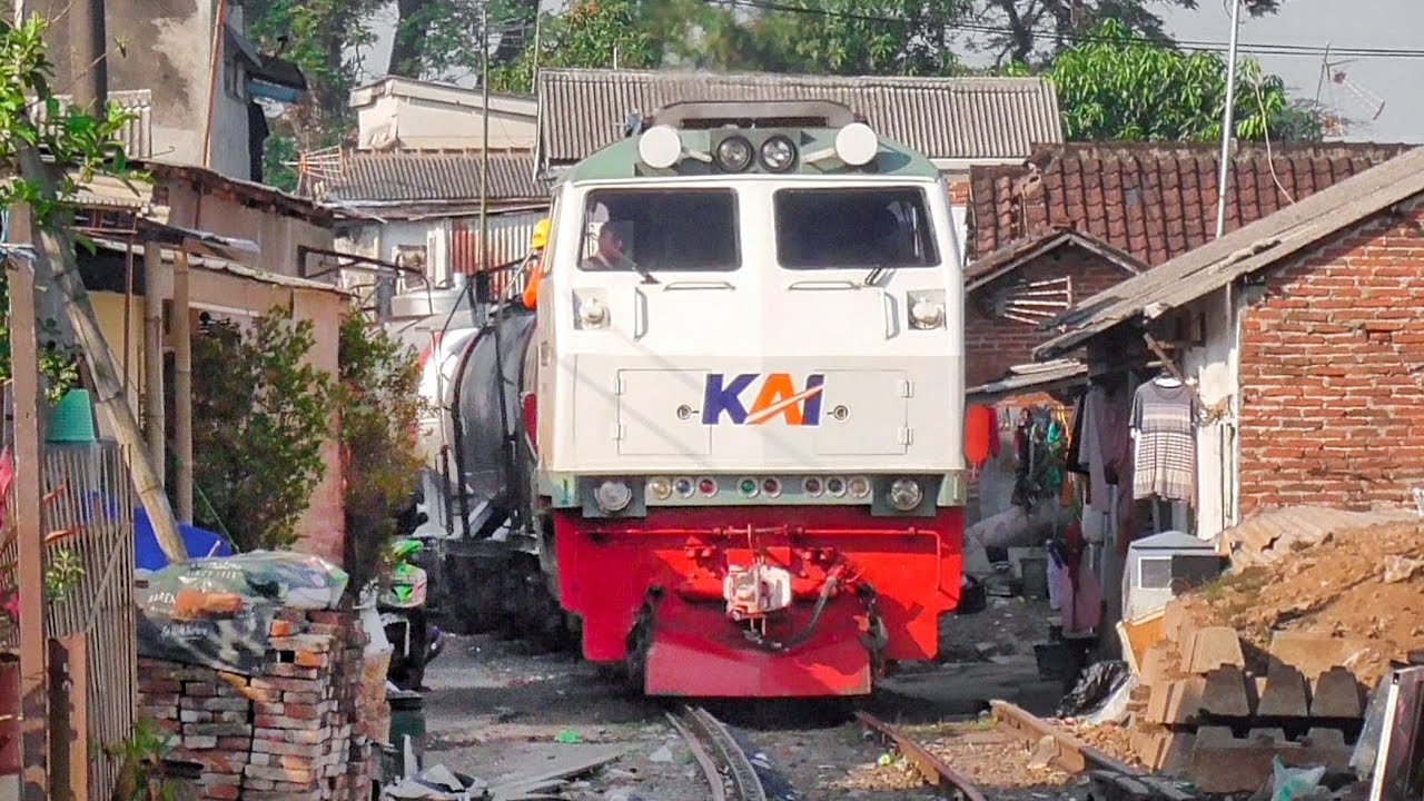 HEBOH ! KERETA API INI BLUSUKAN MASUK KE DALAM PEMUKIMAN PADAT WARGA
