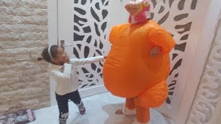 ELİFE GÜZEL ŞAKA Tavuk kostüm, Eğlenceli çocuk videosu