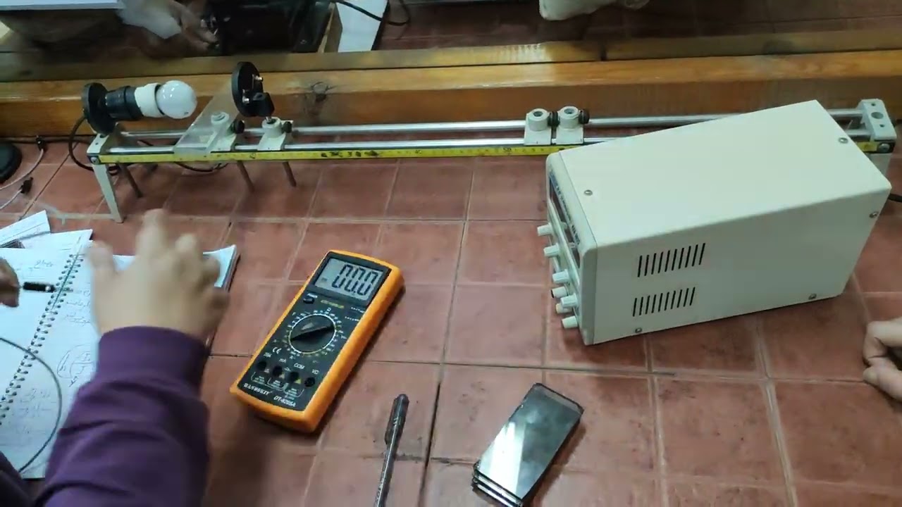 تجربه معامل الامتصاص للضوء الساقط على الالواح الزجاجيه.  قسم اولى مدنى  مناهج الفيزياء