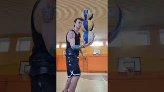 Сможете удержать три баскетбольных мяча в одной руке ? #баскетбол #basketball #balance