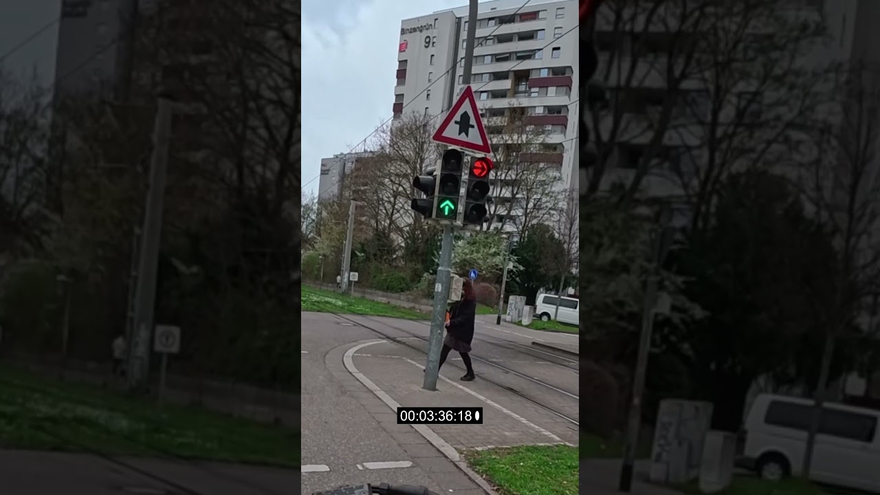 Motorradfahrer muss über Rot Fahren.