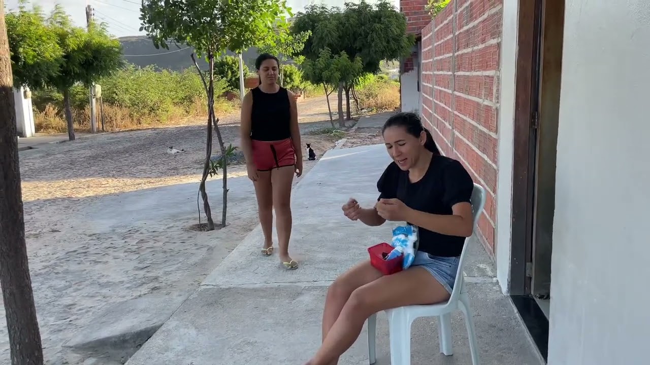 Claudinha veio passar uns dias na casa da sara.  Parte 4