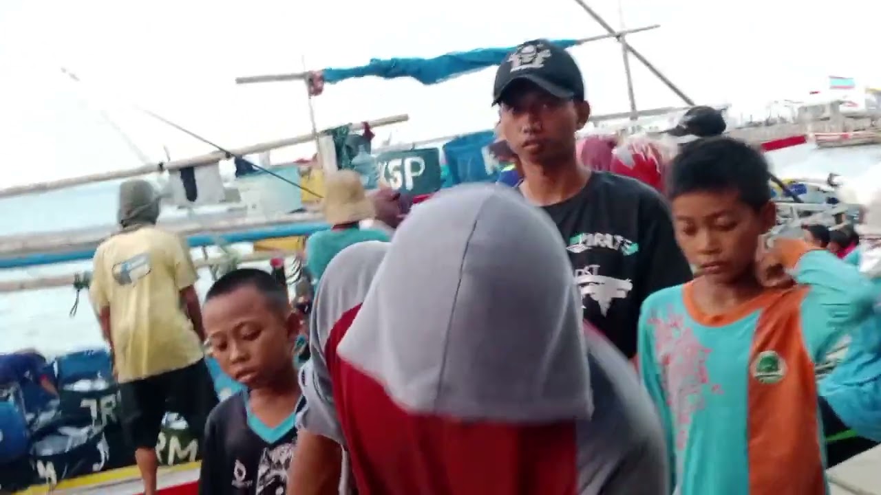 km tunas jaya berlayar. sehari dapat ikan tuna lorek hitam delapan ton menghebohkan warga