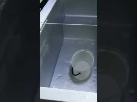 КАК ПРОСТО И БЫСТРО ПОМЫТЬ МОРОЗИЛЬНЫЙ ЛАРЬ #shorts#мытьморозильныйларь#