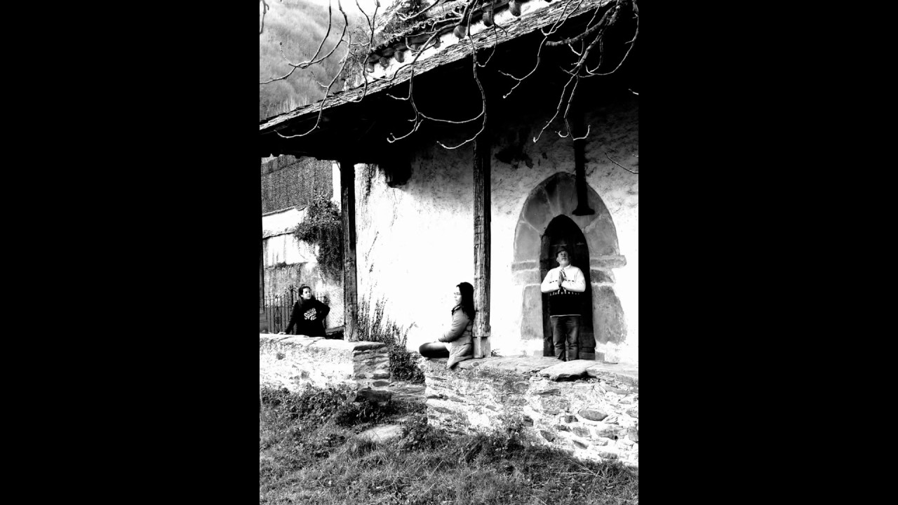 Jugando en casa Pomar Menendez Regla Naviego Cangas del Narcea Asturias