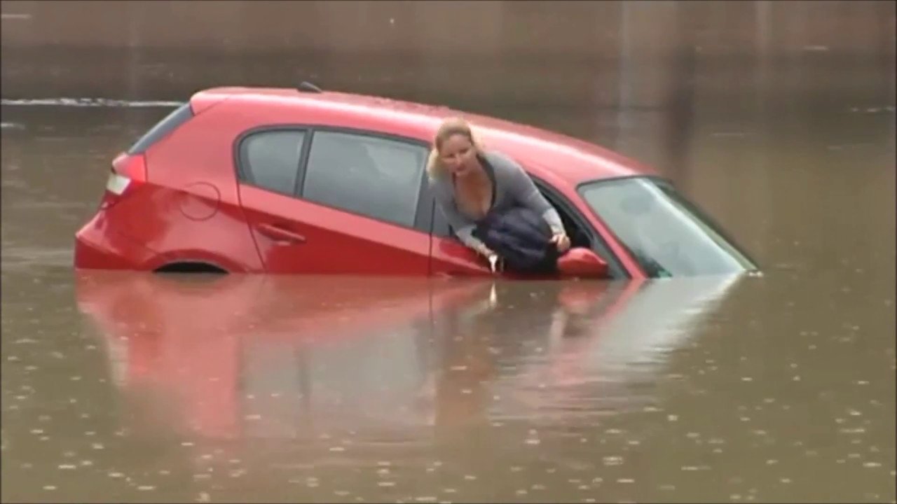 Машины падают в воду. Машина падает в воду. Девушка утопила машину. Машина в воде. Машина тонет.