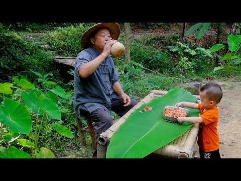 Thumbnail for 大山深处的农村老大爷泥土做烤箱，一道火炉烤虾应运而生，超级棒