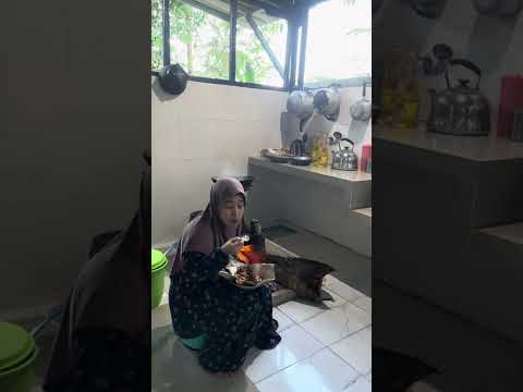 Makan kupat tahu