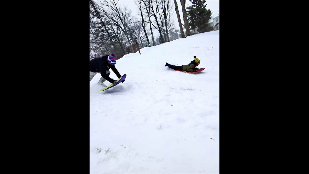 Шеви и Джордан решили покататься на санках в снежную бурю.