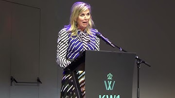 Máxima in stropdassenjurk op gala-prijsuitreiking
