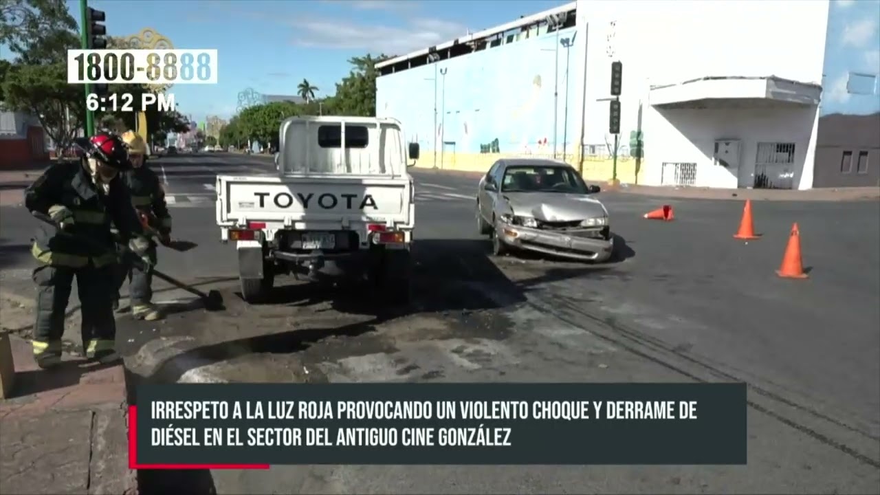 Irrespeto a la luz roja provoca violento choque y derrame de diésel