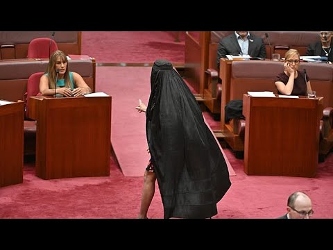 سناتور استرالیایی پالین هانسون به دلیل پوشیدن برقع در پارلمان تعلیق شد