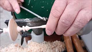 Drechseln eines Kreisel mit Ring beim Holzsyposium Ebbs 2022