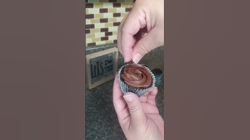 Chocolate Cupcakes Piping Rosette w M&M #cupcake #chocolatefrosting #cupcakedecoratingideas #shorts