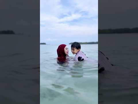 Latihan renang langsung di laut? #riaricis #moana