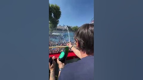 Festa scudetto Napoli, Conte stappa lo champagne sul pullman scoperto 😍🍾