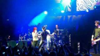 PARAMORE live - &quot;Misery Business&quot; - (fans come onstage) - Columbia MD